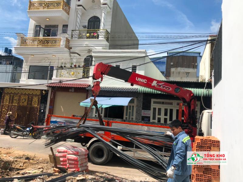 Tôn Thép Mạnh Hà luôn bố trí xe giao thép Pomina hợp lý cho công trình tại Quận 10, đảm bảo tiến độ thi công