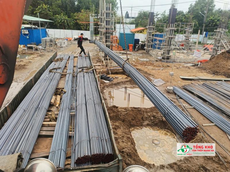 Tôn Thép Mạnh Hà luôn chuẩn bị hàng sẵn kho, đảm bảo thời gian giao đến công trình đúng tiến độ