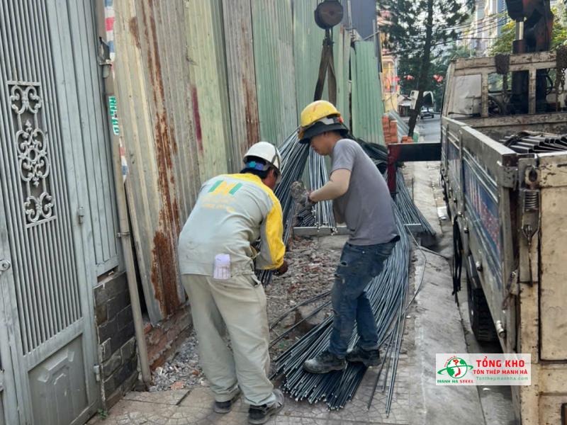 Quận 5 có hạn chế về kho bãi, mặt bằng thi công nên cần tìm đại lý uy tín, hàng chính hãng, giao được thép vào trong hẻm