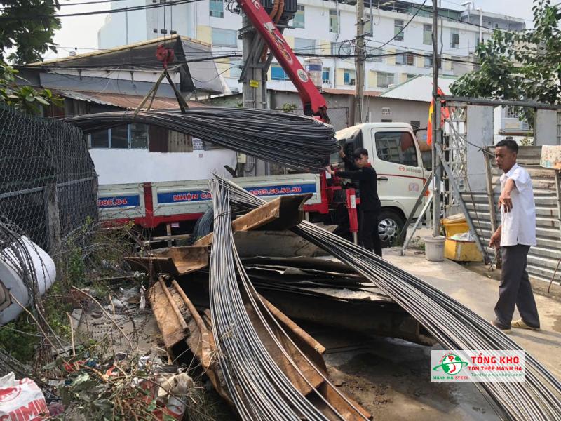 Nên đặt thép trước 1 - 2 ngày, nhận hàng nên có người kiểm tra quy cách, số lượng