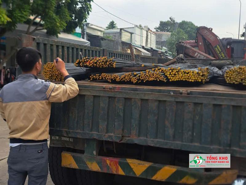 Giao 4 tấn thép Việt Nhật D12, D16 cho nhà máy sản xuất tại Tân Uyên, Bình Dương