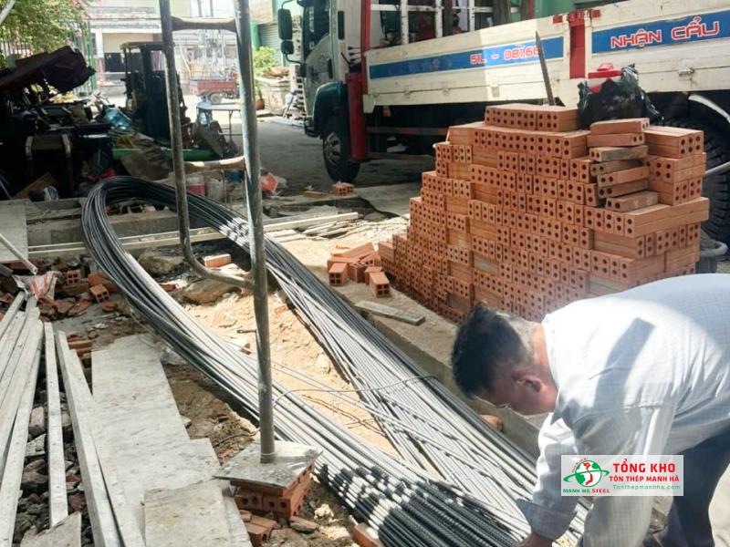 Giao 1.3 tấn thép Việt Nhật D10, D12 CB300-V cho công trình nhà phố tại Bình Hưng, huyện Bình Chánh