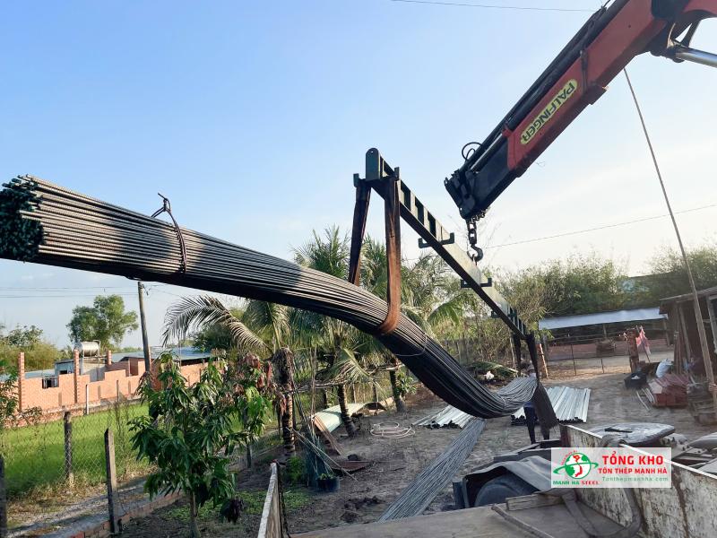 Giao 5 tấn thép Việt Nhật D16 cho công trình nhà vườn tại Phước Hiệp, huyện Củ Chi