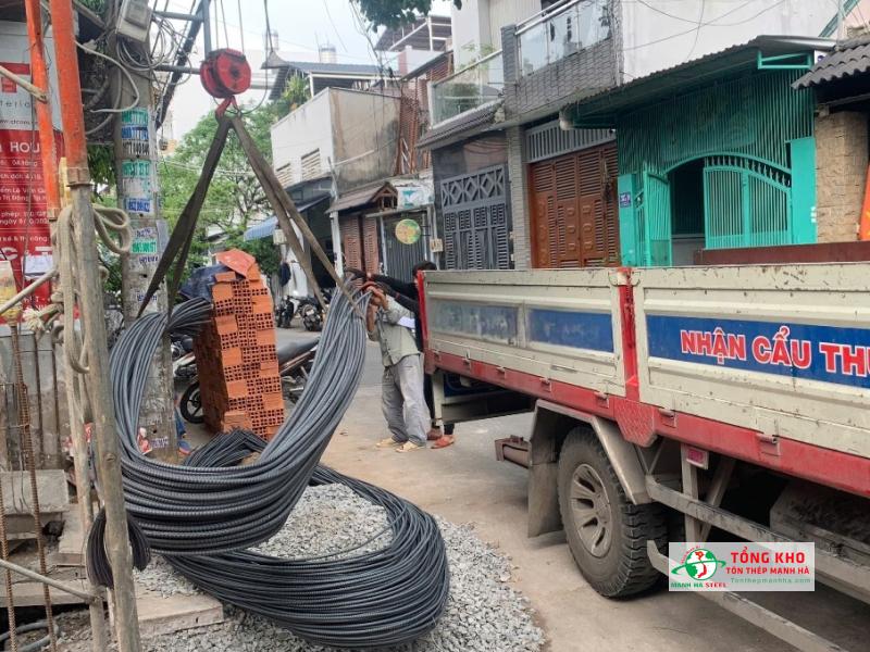 100 cây thép Việt Nhật D16 được giao đến công trình đường Thành Thái, Quận 10
