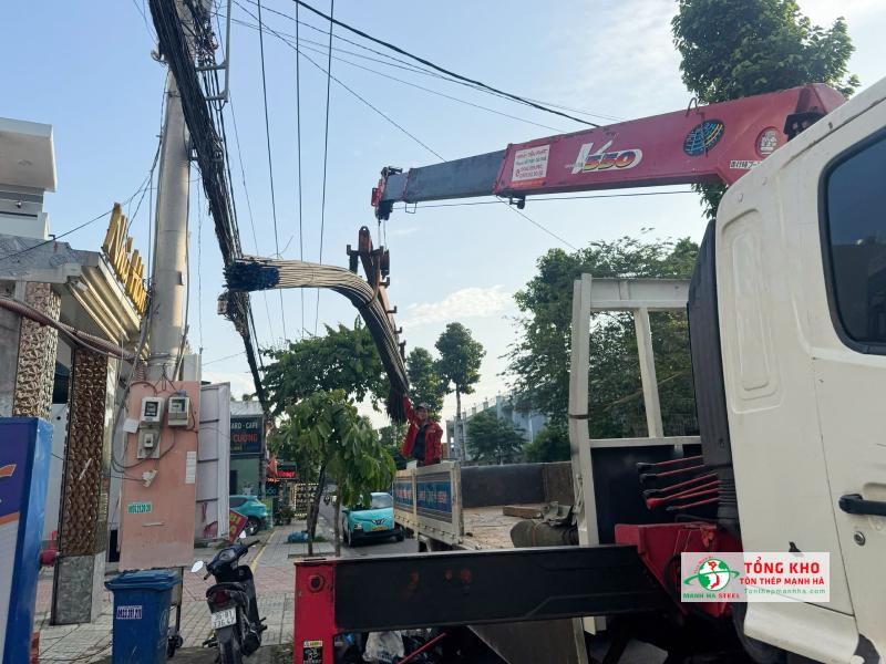 Vận chuyển 80 cây tấn thép Việt Nhật D16 đến công trình cải tạo nhà phố khu vực Lạc Long Quân, Quận 11