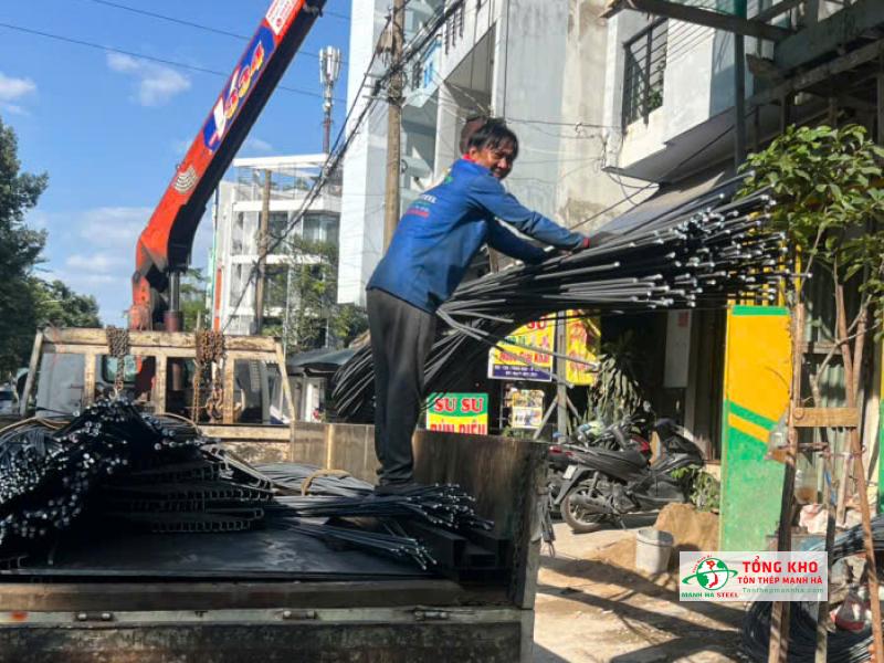 Giao 1.5 tấn thép Việt Nhật D16 phục vụ thi công nhà phố tại phường Thạnh Lộc, Quận 12