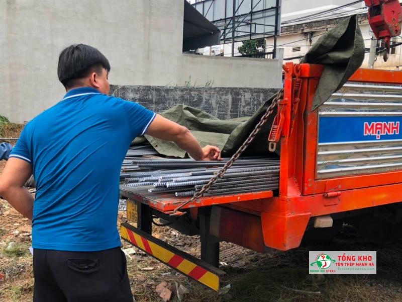 Giao 100 cây thép D16 Việt Nhật cho công trình nhà phố khu vực Bảy Hiền, Quận Tân Bình
