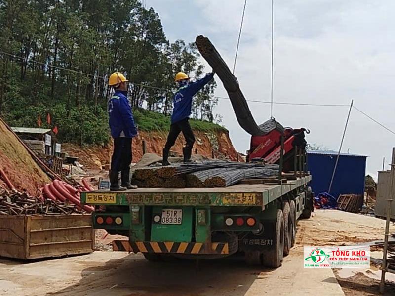 Bàn 8 tấn giao thép xây dựng Miền Nam cho dự án nghỉ dưỡng tại khu vực Núi Chứa Chan, Đồng Nai