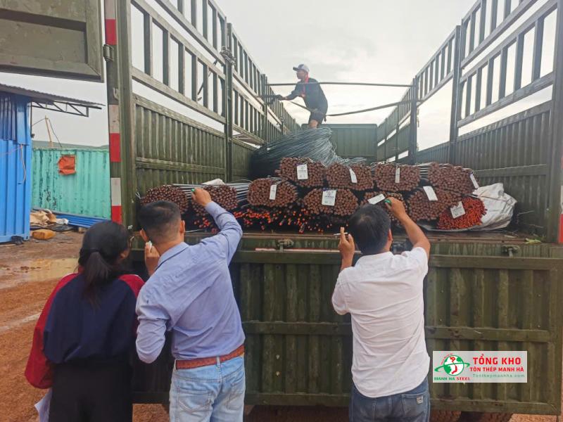 Giao 40 tấn thép xây dựng Miền Nam đến công trình trại gà tại Bến Lức, Long An