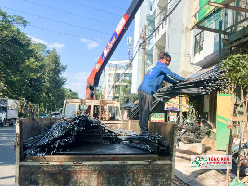 Bàn giao 3 tấn thép thanh vằn Miền Nam D10, D12 cho hạng mục móng và cột nhà ở tại khu vực Cao Lỗ, Quận 8