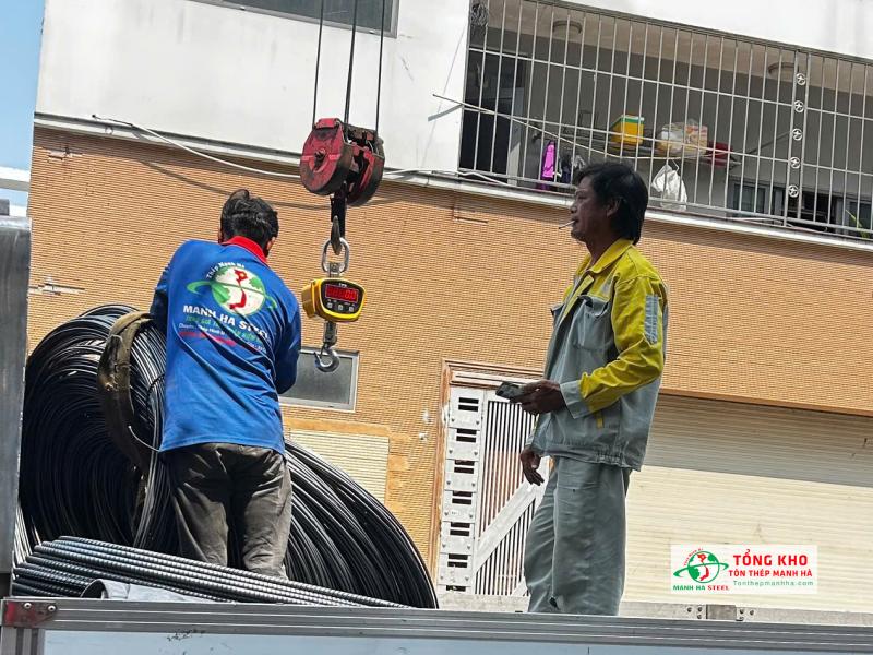 Giao 2 tấn thép Miền Nam gồm thanh vằn D16 và thép cuộn D6 cho công trình xây nhà phố tại đường Phạm Thế Hiển, Quận 8