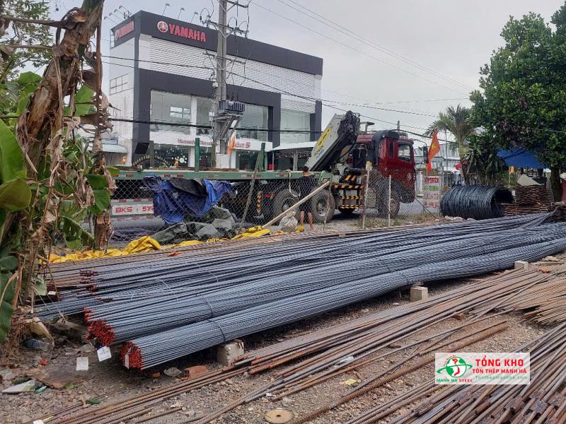 Giao 20 tấn thép xây dựng Miền Nam đến công trình gia cố bờ kè bảo vệ khu vực lưới điện tại Tây Ninh