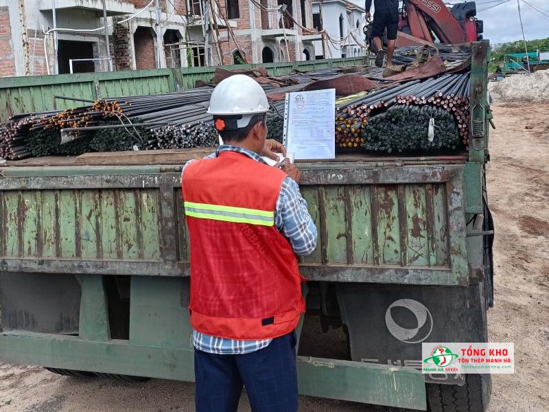Đối chiếu quy cách, số lượng, thông tin sản phẩm đảm bảo giao thép chính hãng cho công trình